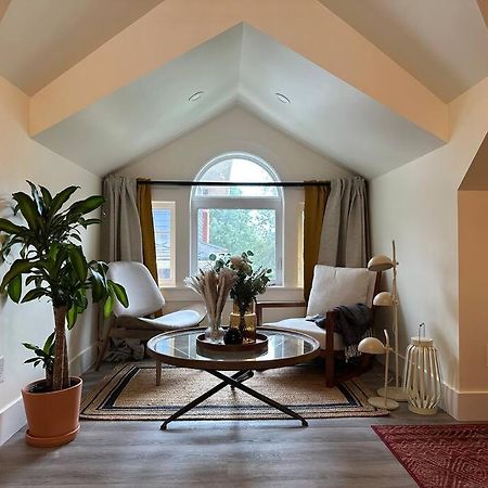 Heritage-Inspired Guesthouse - Luxe Bath & Elegant Ceilings إيدمونتون المظهر الخارجي الصورة