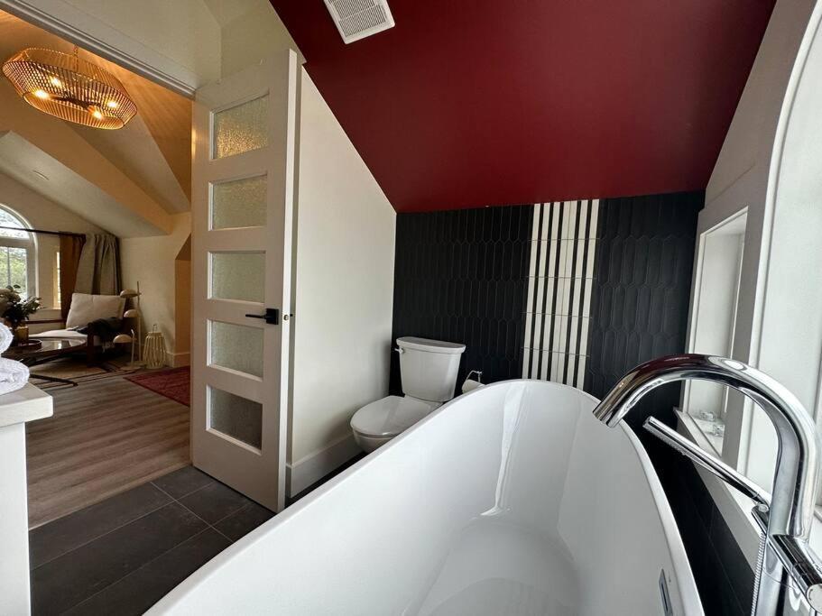 Heritage-Inspired Guesthouse - Luxe Bath & Elegant Ceilings إيدمونتون المظهر الخارجي الصورة
