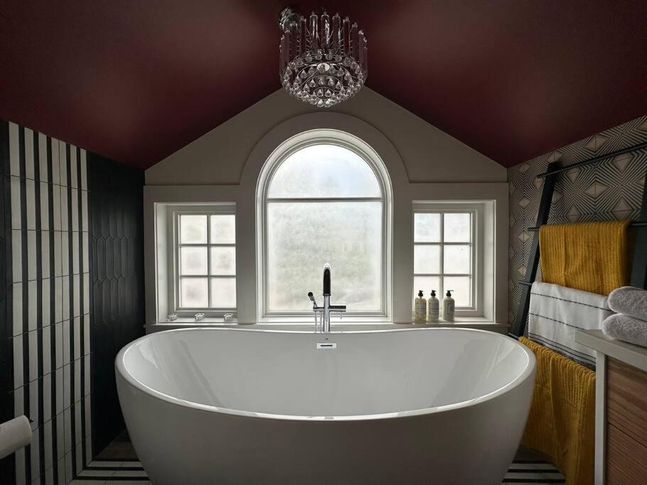 Heritage-Inspired Guesthouse - Luxe Bath & Elegant Ceilings إيدمونتون المظهر الخارجي الصورة