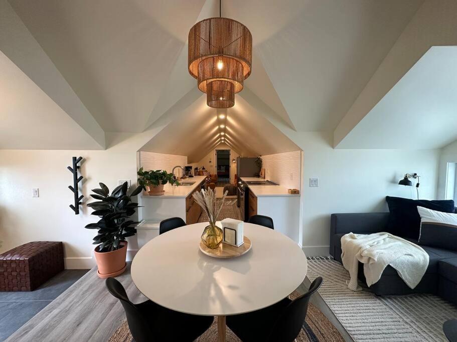 Heritage-Inspired Guesthouse - Luxe Bath & Elegant Ceilings إيدمونتون المظهر الخارجي الصورة