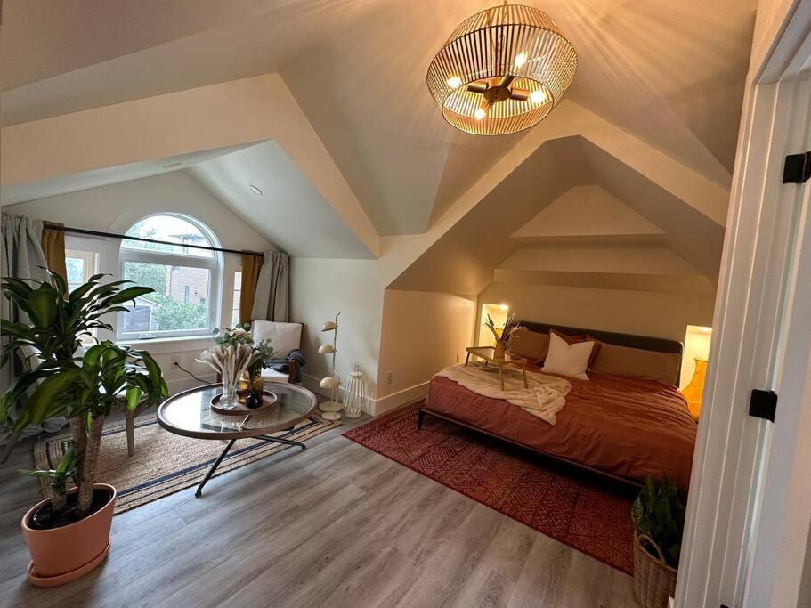 Heritage-Inspired Guesthouse - Luxe Bath & Elegant Ceilings إيدمونتون المظهر الخارجي الصورة