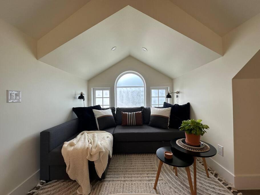 Heritage-Inspired Guesthouse - Luxe Bath & Elegant Ceilings إيدمونتون المظهر الخارجي الصورة