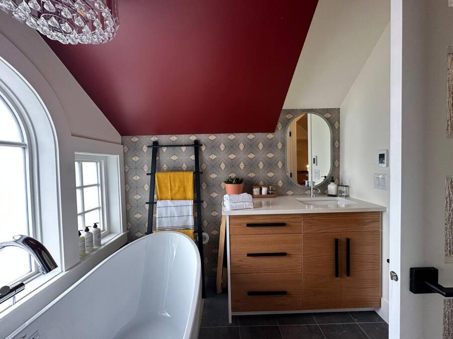 Heritage-Inspired Guesthouse - Luxe Bath & Elegant Ceilings إيدمونتون المظهر الخارجي الصورة