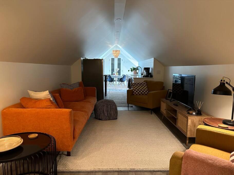 Heritage-Inspired Guesthouse - Luxe Bath & Elegant Ceilings إيدمونتون المظهر الخارجي الصورة