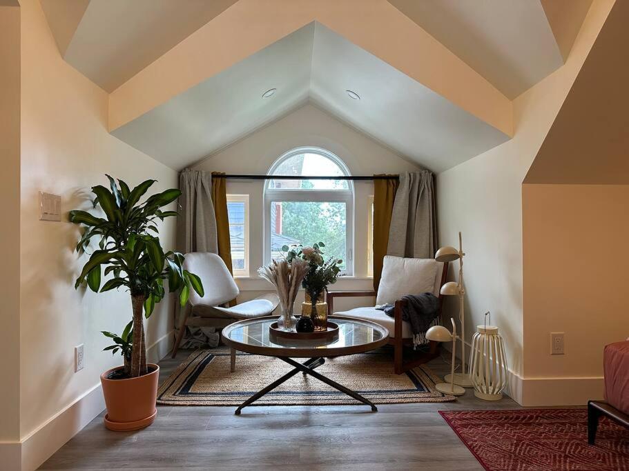 Heritage-Inspired Guesthouse - Luxe Bath & Elegant Ceilings إيدمونتون المظهر الخارجي الصورة